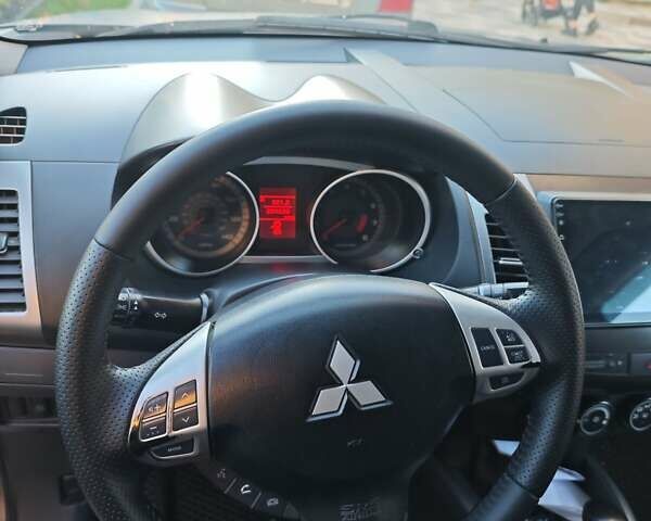 Серый Мицубиси Аутлендер, объемом двигателя 3 л и пробегом 320 тыс. км за 7700 $, фото 2 на Automoto.ua