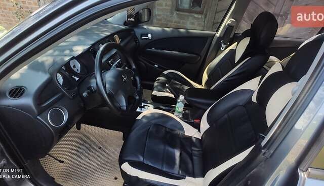 Сірий Міцубісі Аутлендер, об'ємом двигуна 2.38 л та пробігом 204 тис. км за 6500 $, фото 4 на Automoto.ua