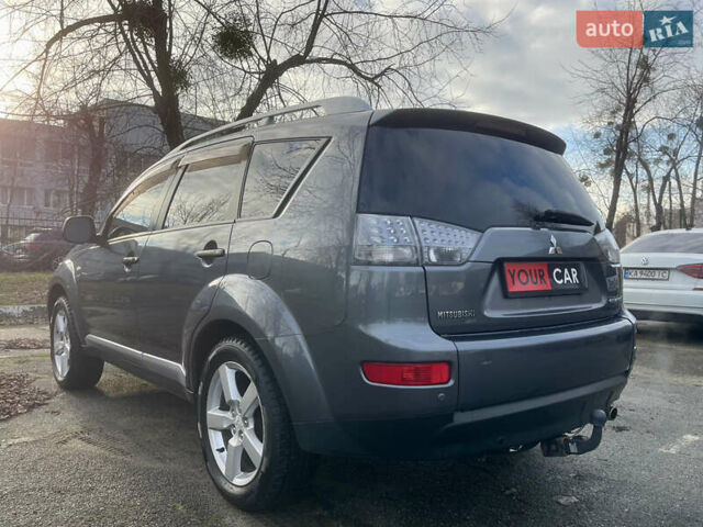 Серый Мицубиси Аутлендер, объемом двигателя 3 л и пробегом 157 тыс. км за 8500 $, фото 2 на Automoto.ua