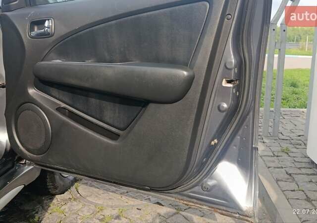 Серый Мицубиси Аутлендер, объемом двигателя 2.38 л и пробегом 600 тыс. км за 5700 $, фото 5 на Automoto.ua