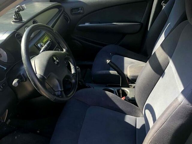 Серый Мицубиси Аутлендер, объемом двигателя 2 л и пробегом 228 тыс. км за 4900 $, фото 3 на Automoto.ua