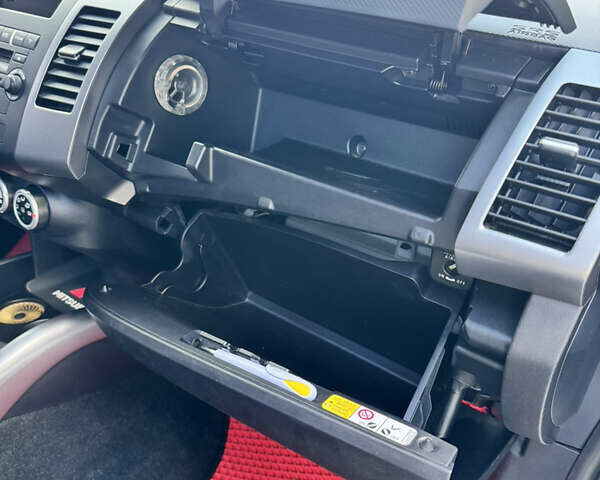 Серый Мицубиси Аутлендер, объемом двигателя 2 л и пробегом 179 тыс. км за 9500 $, фото 22 на Automoto.ua