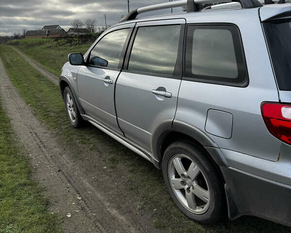 Серый Мицубиси Аутлендер, объемом двигателя 2 л и пробегом 288 тыс. км за 4300 $, фото 1 на Automoto.ua
