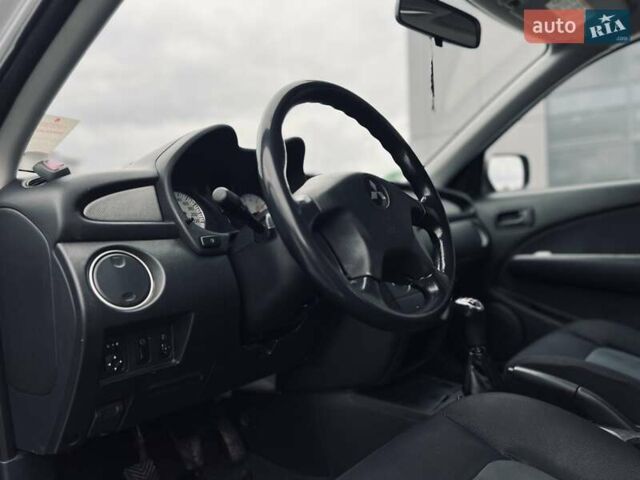 Сірий Міцубісі Аутлендер, об'ємом двигуна 2 л та пробігом 300 тис. км за 5150 $, фото 14 на Automoto.ua