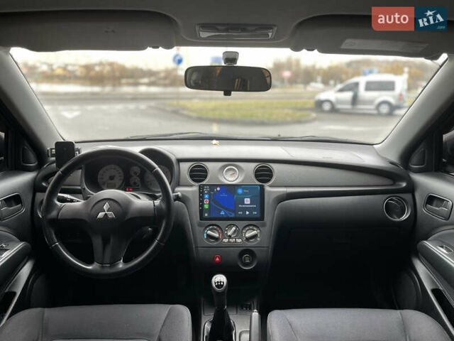 Серый Мицубиси Аутлендер, объемом двигателя 2 л и пробегом 275 тыс. км за 6950 $, фото 11 на Automoto.ua