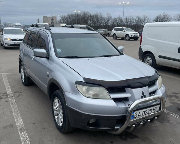 Серый Мицубиси Аутлендер, объемом двигателя 2.4 л и пробегом 307 тыс. км за 4000 $, фото 1 на Automoto.ua