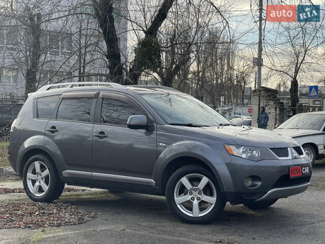 Серый Мицубиси Аутлендер, объемом двигателя 3 л и пробегом 157 тыс. км за 8500 $, фото 1 на Automoto.ua