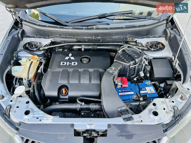 Серый Мицубиси Аутлендер, объемом двигателя 2 л и пробегом 179 тыс. км за 9500 $, фото 16 на Automoto.ua