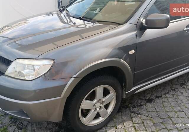 Серый Мицубиси Аутлендер, объемом двигателя 2.38 л и пробегом 600 тыс. км за 5700 $, фото 1 на Automoto.ua