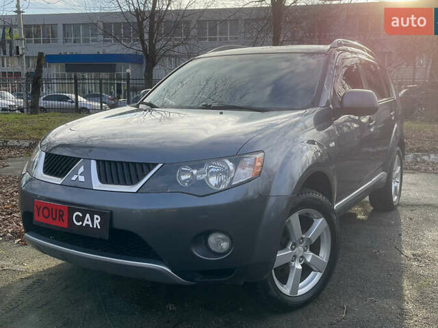 Серый Мицубиси Аутлендер, объемом двигателя 3 л и пробегом 157 тыс. км за 8500 $, фото 5 на Automoto.ua