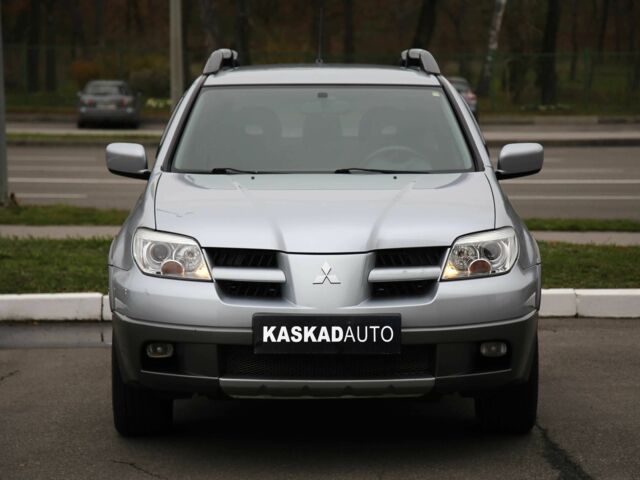 Серый Мицубиси Аутлендер, объемом двигателя 2.4 л и пробегом 171 тыс. км за 8200 $, фото 1 на Automoto.ua