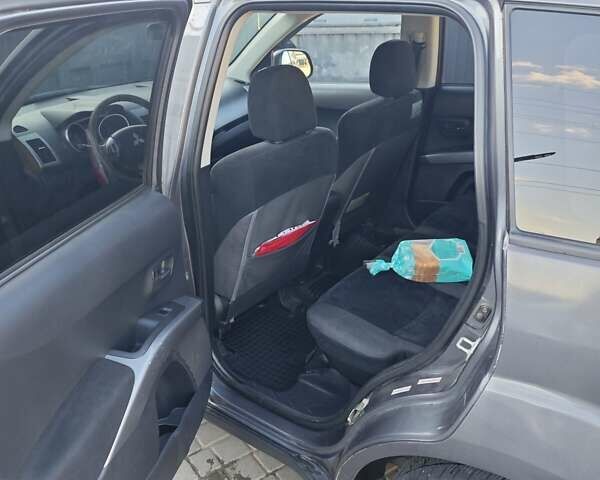 Серый Мицубиси Аутлендер, объемом двигателя 3 л и пробегом 320 тыс. км за 7700 $, фото 1 на Automoto.ua