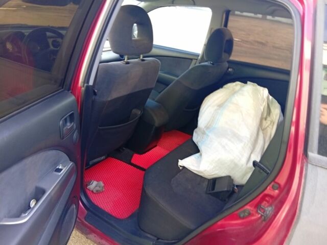 Сірий Міцубісі Аутлендер, об'ємом двигуна 2 л та пробігом 250 тис. км за 2800 $, фото 4 на Automoto.ua