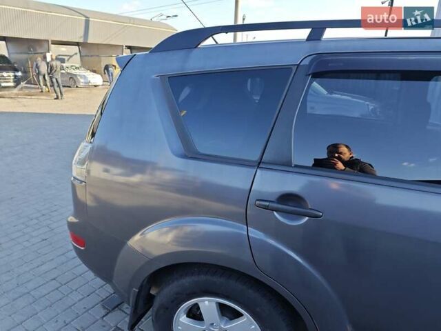 Серый Мицубиси Аутлендер, объемом двигателя 3 л и пробегом 320 тыс. км за 7700 $, фото 3 на Automoto.ua