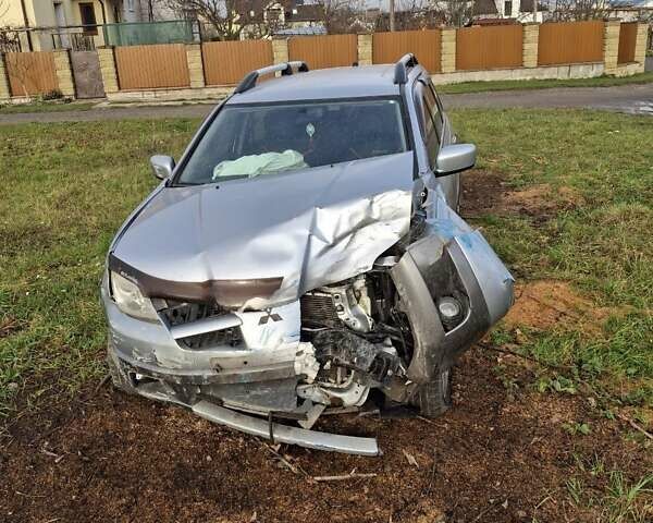 Серый Мицубиси Аутлендер, объемом двигателя 2 л и пробегом 190 тыс. км за 1600 $, фото 2 на Automoto.ua