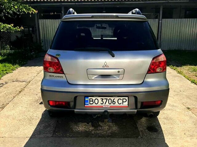 Серый Мицубиси Аутлендер, объемом двигателя 2 л и пробегом 228 тыс. км за 4900 $, фото 1 на Automoto.ua