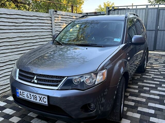 Серый Мицубиси Аутлендер, объемом двигателя 3 л и пробегом 280 тыс. км за 7500 $, фото 1 на Automoto.ua