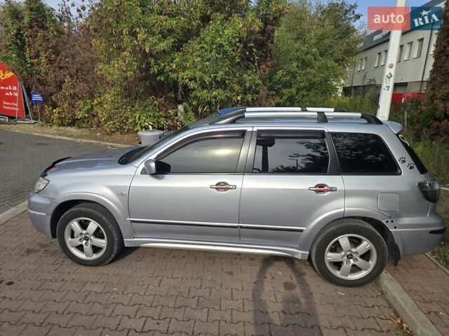Серый Мицубиси Аутлендер, объемом двигателя 2.4 л и пробегом 243 тыс. км за 6999 $, фото 1 на Automoto.ua