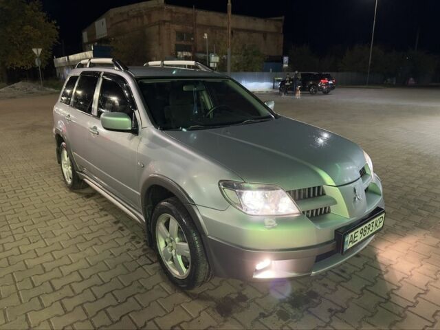 Серый Мицубиси Аутлендер, объемом двигателя 2 л и пробегом 200 тыс. км за 5400 $, фото 1 на Automoto.ua