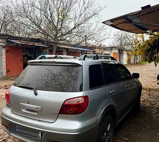 Серый Мицубиси Аутлендер, объемом двигателя 2.4 л и пробегом 285 тыс. км за 7500 $, фото 2 на Automoto.ua