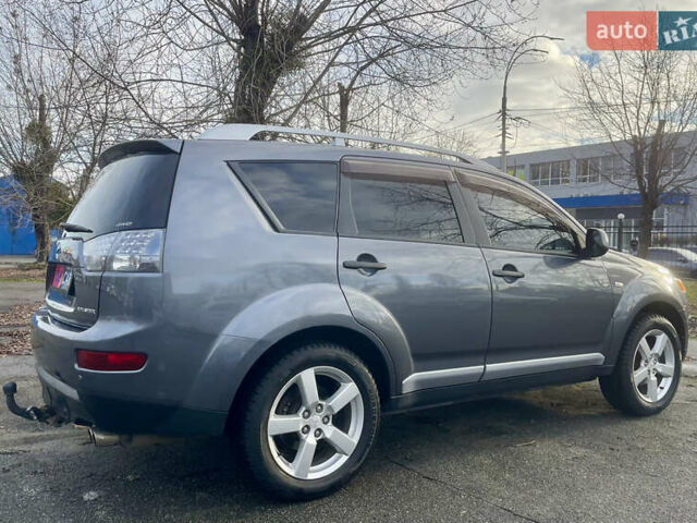 Серый Мицубиси Аутлендер, объемом двигателя 3 л и пробегом 157 тыс. км за 8500 $, фото 16 на Automoto.ua
