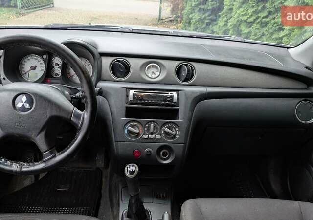 Серый Мицубиси Аутлендер, объемом двигателя 2 л и пробегом 226 тыс. км за 5500 $, фото 4 на Automoto.ua