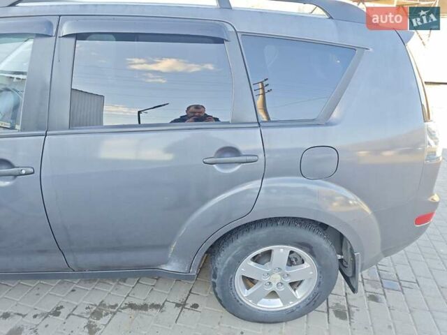 Серый Мицубиси Аутлендер, объемом двигателя 3 л и пробегом 320 тыс. км за 7700 $, фото 13 на Automoto.ua