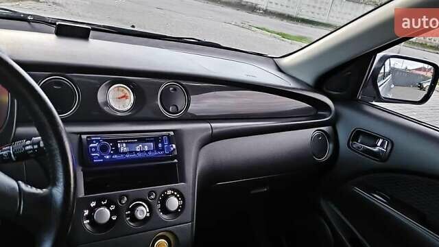 Серый Мицубиси Аутлендер, объемом двигателя 2.38 л и пробегом 228 тыс. км за 7900 $, фото 2 на Automoto.ua