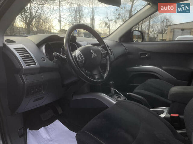 Серый Мицубиси Аутлендер, объемом двигателя 3 л и пробегом 157 тыс. км за 8500 $, фото 21 на Automoto.ua