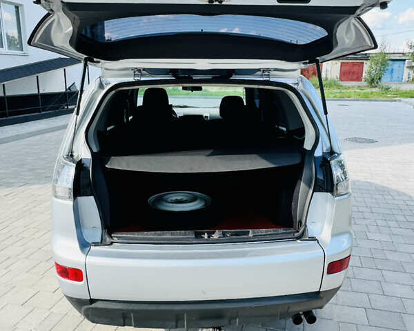 Серый Мицубиси Аутлендер, объемом двигателя 2 л и пробегом 179 тыс. км за 9500 $, фото 7 на Automoto.ua