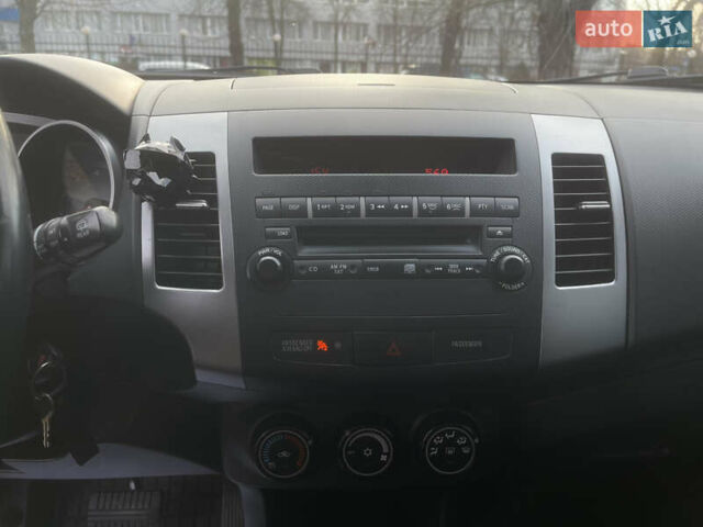 Серый Мицубиси Аутлендер, объемом двигателя 3 л и пробегом 157 тыс. км за 8500 $, фото 28 на Automoto.ua