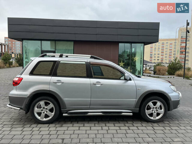 Серый Мицубиси Аутлендер, объемом двигателя 2.38 л и пробегом 180 тыс. км за 6000 $, фото 9 на Automoto.ua