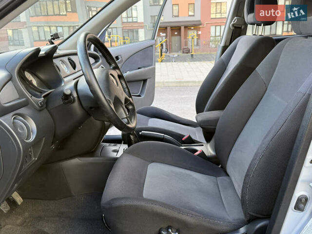 Сірий Міцубісі Аутлендер, об'ємом двигуна 2 л та пробігом 235 тис. км за 5200 $, фото 23 на Automoto.ua