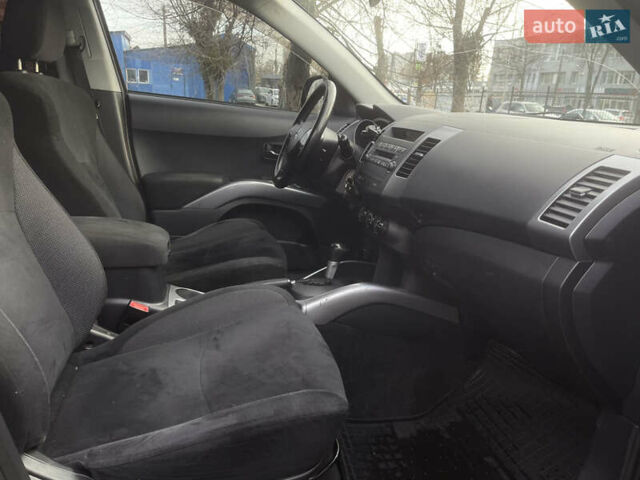 Серый Мицубиси Аутлендер, объемом двигателя 3 л и пробегом 157 тыс. км за 8500 $, фото 25 на Automoto.ua