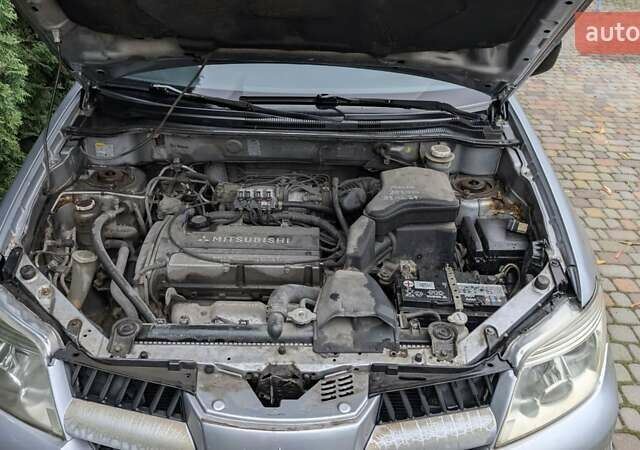Серый Мицубиси Аутлендер, объемом двигателя 2 л и пробегом 226 тыс. км за 5500 $, фото 5 на Automoto.ua