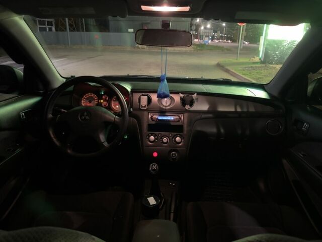 Серый Мицубиси Аутлендер, объемом двигателя 2 л и пробегом 200 тыс. км за 5400 $, фото 9 на Automoto.ua