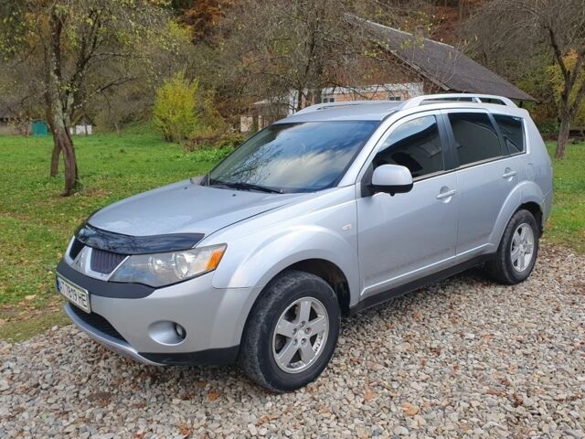 Серый Мицубиси Аутлендер, объемом двигателя 2 л и пробегом 320 тыс. км за 7500 $, фото 4 на Automoto.ua