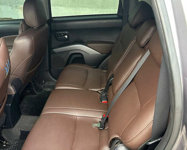 Сірий Міцубісі Аутлендер, об'ємом двигуна 2.36 л та пробігом 380 тис. км за 10000 $, фото 2 на Automoto.ua