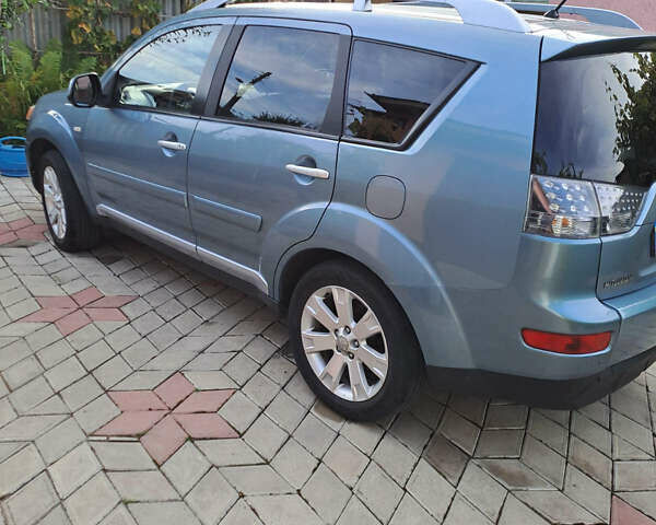 Серый Мицубиси Аутлендер, объемом двигателя 2 л и пробегом 230 тыс. км за 9500 $, фото 3 на Automoto.ua