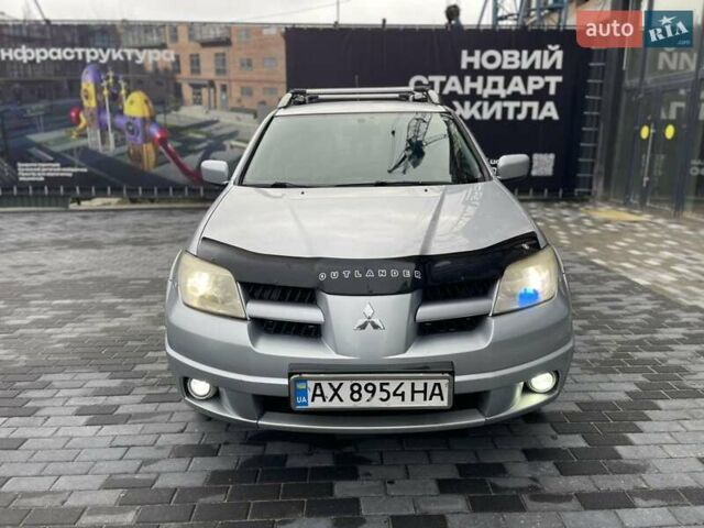 Серый Мицубиси Аутлендер, объемом двигателя 2.38 л и пробегом 280 тыс. км за 5800 $, фото 1 на Automoto.ua