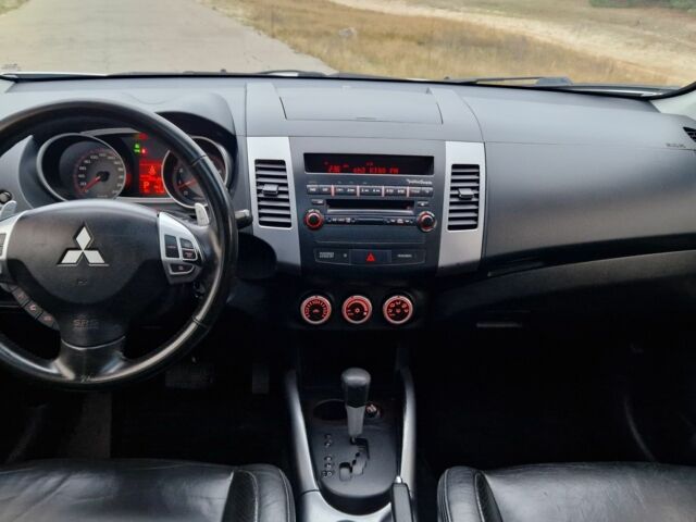 Серый Мицубиси Аутлендер, объемом двигателя 3 л и пробегом 197 тыс. км за 9500 $, фото 16 на Automoto.ua