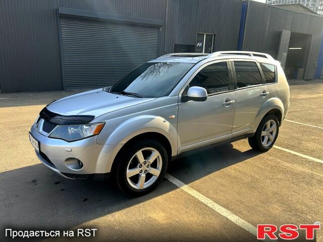Серый Мицубиси Аутлендер, объемом двигателя 3 л и пробегом 182 тыс. км за 8600 $, фото 3 на Automoto.ua