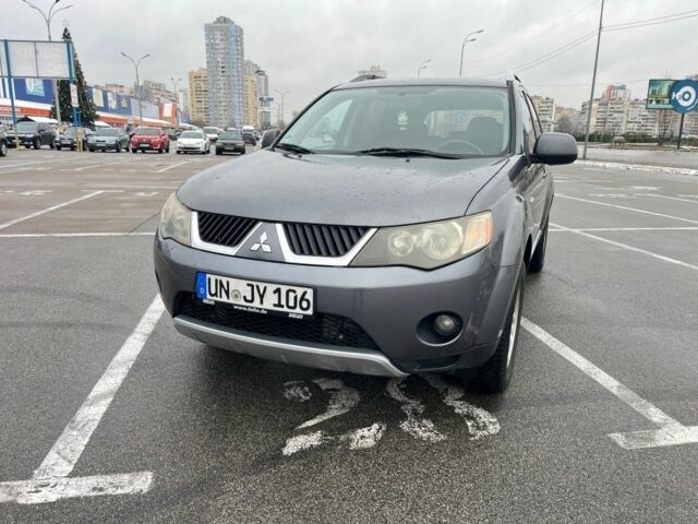 Серый Мицубиси Аутлендер, объемом двигателя 2 л и пробегом 235 тыс. км за 4800 $, фото 1 на Automoto.ua