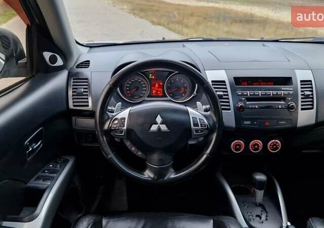Серый Мицубиси Аутлендер, объемом двигателя 3 л и пробегом 197 тыс. км за 9500 $, фото 21 на Automoto.ua