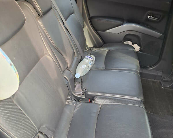 Серый Мицубиси Аутлендер, объемом двигателя 2 л и пробегом 230 тыс. км за 9500 $, фото 6 на Automoto.ua