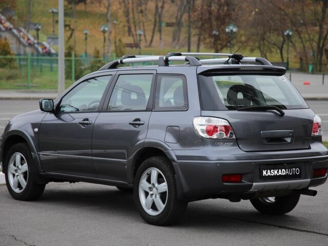 Серый Мицубиси Аутлендер, объемом двигателя 2.4 л и пробегом 240 тыс. км за 7200 $, фото 3 на Automoto.ua