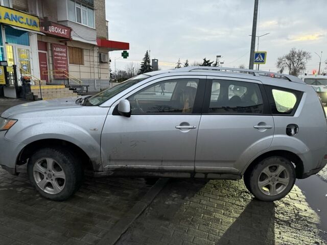 Серый Мицубиси Аутлендер, объемом двигателя 2 л и пробегом 254 тыс. км за 4000 $, фото 2 на Automoto.ua