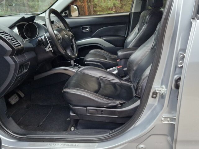 Серый Мицубиси Аутлендер, объемом двигателя 3 л и пробегом 197 тыс. км за 9500 $, фото 8 на Automoto.ua