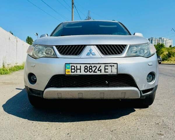 Серый Мицубиси Аутлендер, объемом двигателя 3 л и пробегом 188 тыс. км за 10000 $, фото 2 на Automoto.ua