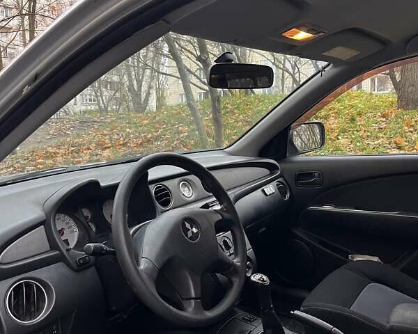 Сірий Міцубісі Аутлендер, об'ємом двигуна 2 л та пробігом 332 тис. км за 6200 $, фото 2 на Automoto.ua